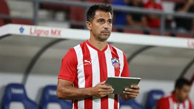 Guadalajara Chivas registra a miembros del cuerpo técnico como utileros para el Apertura 2026, siguiendo una polémica...