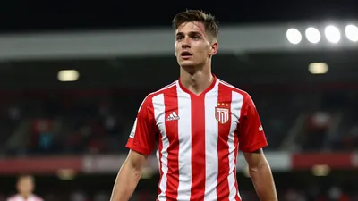 Roberto Alvarado rechazó una oferta del Spartak Moscú para seguir en Guadalajara, mientras Hugo Camberos deslumbró con...