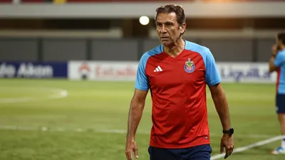 Gabriel Milito completa 50 partidos con Chivas, con 25 victorias, 10 empates y 15 derrotas, destacando su dominio en...