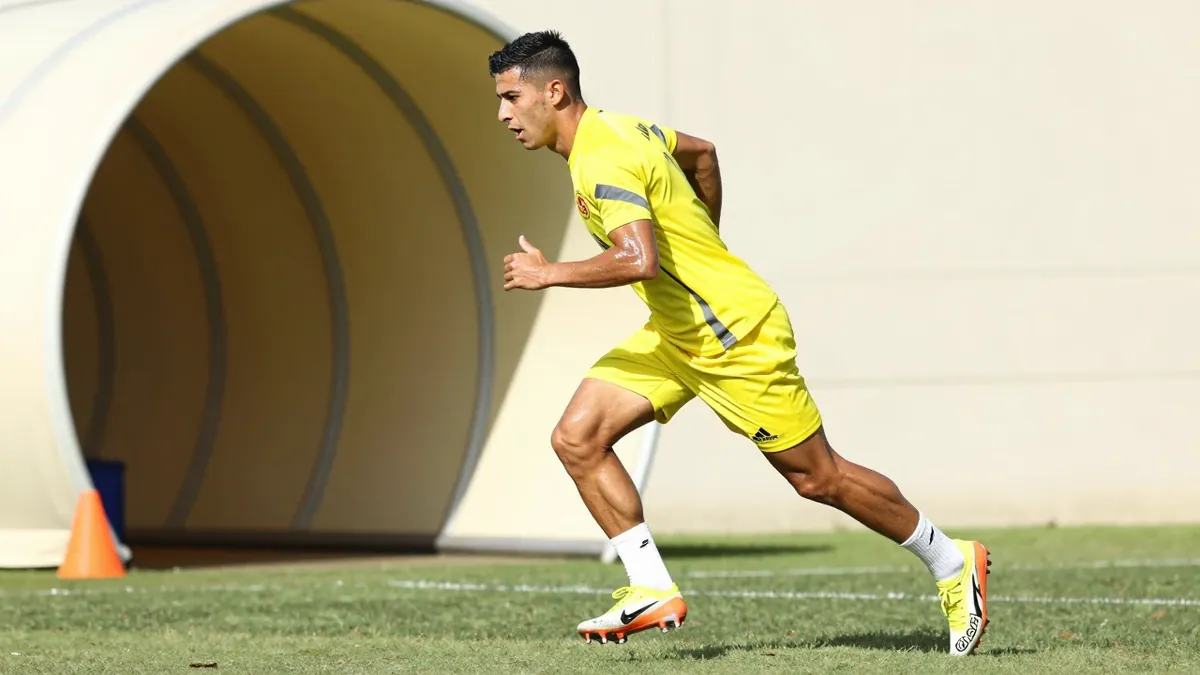 El mediocampista de 25 años del América, Edwin Cerrillo, se prepara para su debut en el máximo clásico del fútbol...