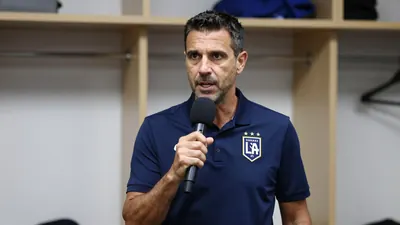 El entrenador de LAFC, Marc dos Santos, elogia a Guadalajara Chivas antes del partido de la Copa de Ligas, destacando su...