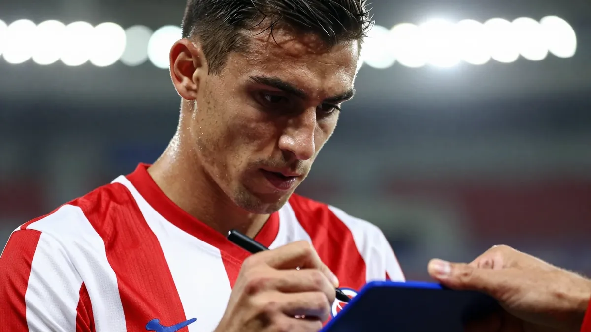 Javier 'Chicharito' Hernández generó polémica al firmar una playera del América, mientras el Guadalajara rechaza una...