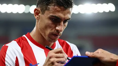 Javier 'Chicharito' Hernández generó polémica al firmar una playera del América, mientras el Guadalajara rechaza una...