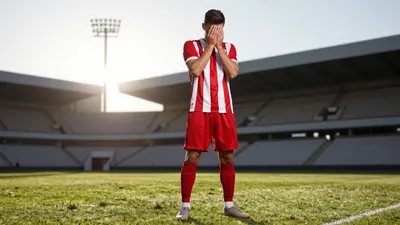 El capitán de Guadalajara Chivas, Luis Romo, fue abucheado por su propia afición tras un error en la salida que derivó en...
