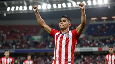 Guadalajara Chivas derrotó 5-2 a Tijuana en el Estadio AKRON con doblete de Ricardo Marín, alcanzando los 10 puntos y el...